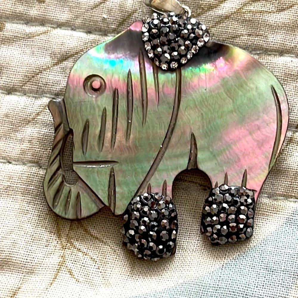 Trunk up crystal feet and top of his/her back mother of pearl pendant